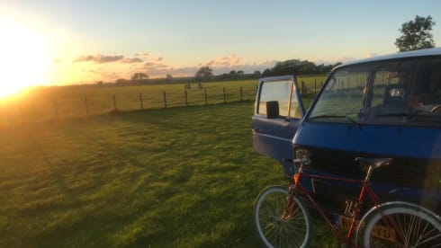 Mr. Blue Sky  – Retro VW T3 bus camper