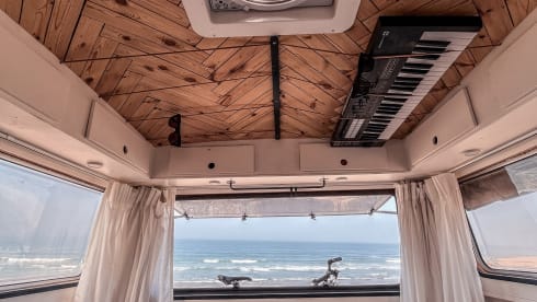 Germaine – Unique Mercedes classic car and off-grid camper