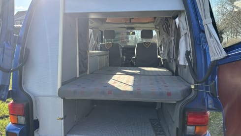 BerryBlue – 4-person Volkswagen camper from 1999 with Westfalia interior