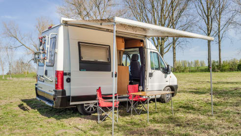 Vip camper loopt lekker met alles er op en aan makkelijk pakeren met een lengte van 5.40  – 2p Peugeot campervan from 2002