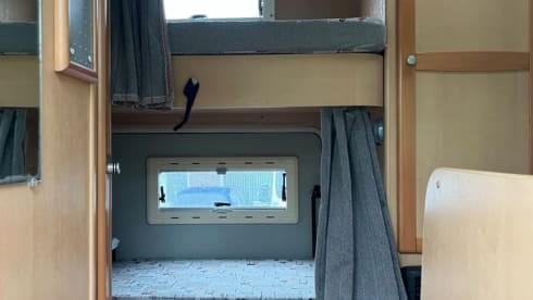 Nette 6-persoons familiecamper (Ford Granduca 77)