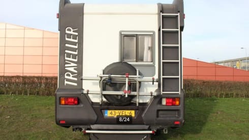 Sleek KNAUS Traveler 4p, 5.5m and double air conditioning!