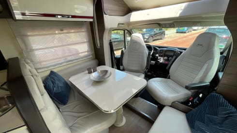 4p 2018 McLouis 473g Carat semi-integrated with pull-down bed