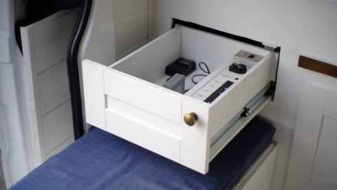 Debie The Van – Zelfbouw Mercedes Sprinter surf bus