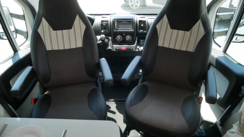 Sunlight T67 4 slaap- 4 zitplaatsen, Lengtebeden, Hefbed