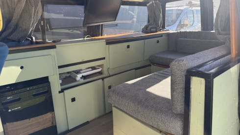 Betty – Volkswagen campervan met 2 slaapplaatsen uit 2000
