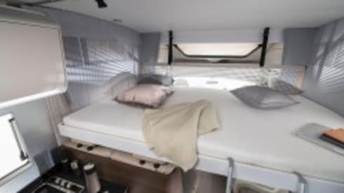 670dc – Very luxurious camper with free-standing bed and plenty of seating space