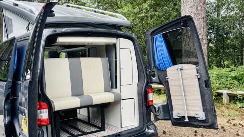 JAXX ~ THE LWB, BIGGER, BETTER CAMPERVAN – VW T5 Langversion ~ Retro-Interieur ~ 4 Schlafplätze ~ Heizung ~ Top-Ausstattung 
