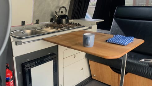 Meteor – Camper VW T4 a 2 posti letto - a 3 miglia dall'aeroporto di INESS *Assicurazione inclusa*