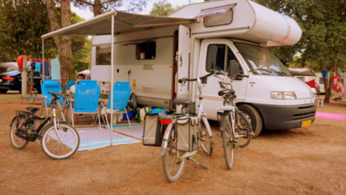 Tricolore – Luxe camper met airco voor gezin met (grote) kinderen