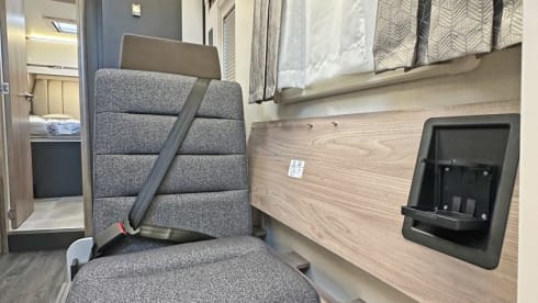 594 – 2025 Swift Voyager 594 Luxury Island Bed Model