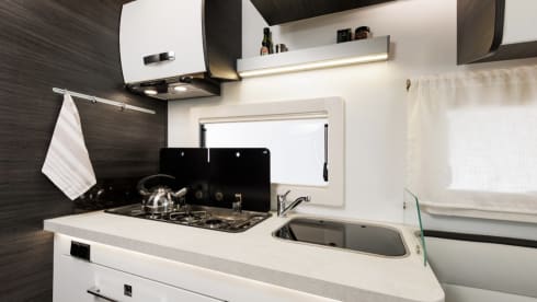 Benimar met queensbed, grote keuken en electrische fietsendrager