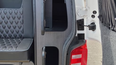 Wee Mags – Immaculate 4 berth 2017 VWT5 Camper