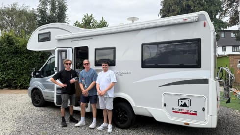 Roller Team 746 - 6 belts/overcab/ – 2023 Roller Team 6 sleeper/rear lounge 