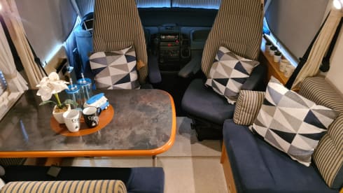 Honden welkom / PET friendly! – Spacious 5P family camper | Fixed & pull-down bed, air conditioning, automatic, pets welcome.