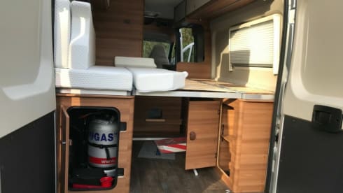 Luxury CARADO VLOW (Hymer) with E-bike lift. Automatic, 150HP