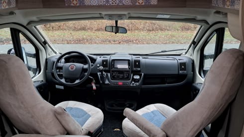 C12 – Hobby V65 Enkele Bedden Grote Garage