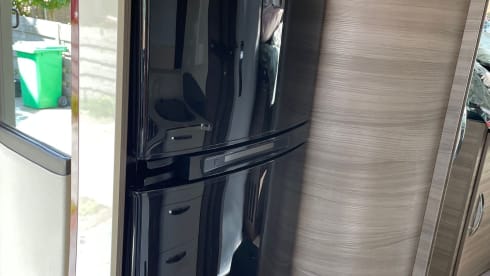4p 2018 McLouis 473g Carat semi-integrated with pull-down bed