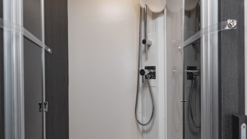 Bavarian Camper 9 – Teilintegrierter mit Innentür für 2 getrennte Räume