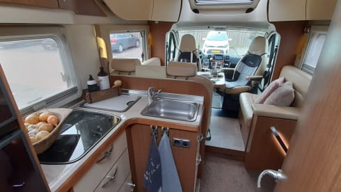 Luxury motorhome 4 persons automatic.