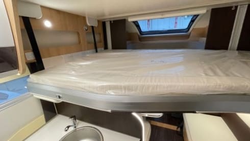 McLouis 2 Automaat – Premium Freedom! Modern Italian camper with single beds 