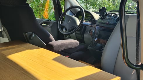 Black Viany – 2p Mercedes-Benz Viano campervan from 2010