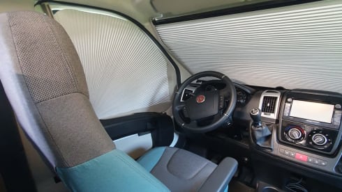 Camper Kai – Relax on your journey with a luxurious Adria Sunliving alcove camper