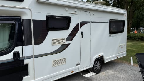 Our Molly – 6 berth Peugeot alcove from 2015
