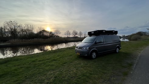 Rooftop party Van  – Happy 4 person Volkswagen party Van.