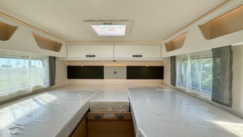 TWIN SUNNY – SEMI-INTEGRATED T 670 S TWIN BEDS, AUTOMATIC