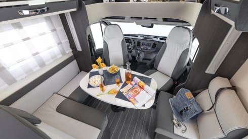 Bavarian Camper 9 – Teilintegrierter mit Innentür für 2 getrennte Räume