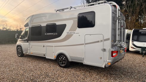 SilverBird – luxurious Adria Matrix 670SL - Located 10mins from Heathrow Airport