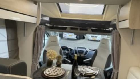 4p Challenger with queen-size bed, AIRCO and powerful 170 HP engine!