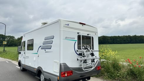 Compleet uitgeruste Hymer vast bed airco zonnepan. 