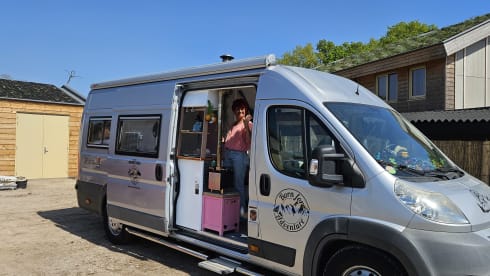 Avonturenbus – Cozy, fresh camper van, self-sufficient.