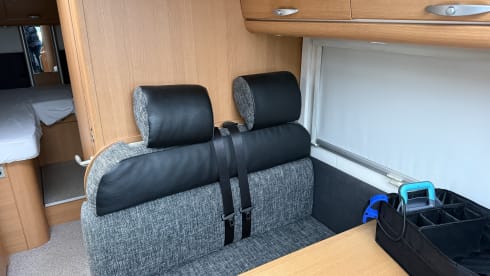 Haags Bakkie – 2p Knaus semi-integrated uit 2005