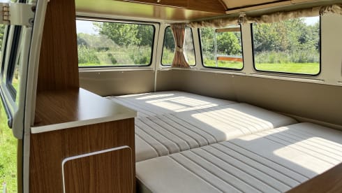 De Bus – 2p Volkswagen campervan from 1980