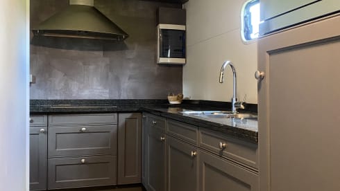 9 persoons trailer/camper  – Very spacious 8 to 9 person camper. 
