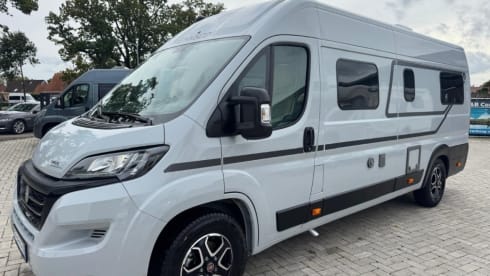 Hymer bus camper with WiFi, solar panel and length beds (2022)