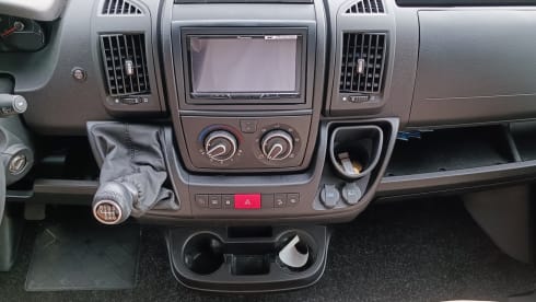 Our cozy home on wheels – 4p McLouis Sovereign semi-integrated from 2022