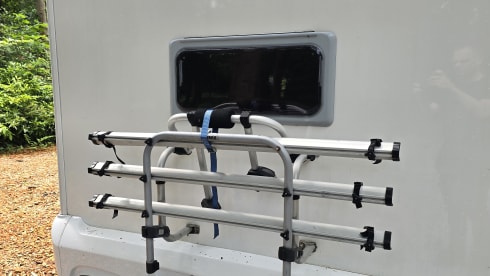 New spacious alcove camper with 7 sleeping places and air conditioning in the house.