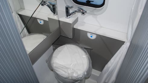 Einzigartiger 4-Personen-160-PS-Familien-Buscamper der Spitzenmarke Adria aus dem Jahr 2021