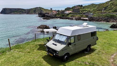 Jacky – Hip and fully equipped camper bus!