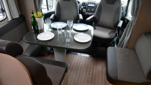 Etrusco T740, Queens- and pull-down bed, 4 sleeping- 4 seats.