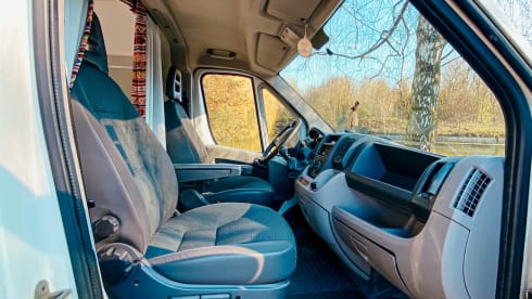 Accogliente camper per autobus fai-da-te (surf).