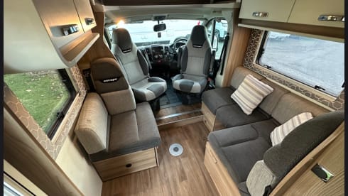 Mary Dolls Motorhome  – Fiat camper met 6 slaapplaatsen, hondvriendelijk