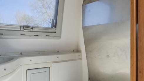 Vip camper loopt lekker met alles er op en aan makkelijk pakeren met een lengte van 5.40  – 2p Peugeot campervan from 2002