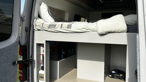 Time Out Campers – 2p Mercedes-Benz bus from 2010