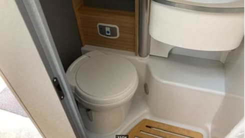 P-599-LP – Luxurious and comfortable Dethleffs 6812 Just 90 with single beds