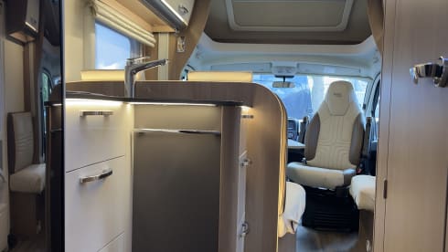 De Vroem Vroem Camper – 4p Bürstner Lyseo Futura TDG690G semi-integrated from 2024!